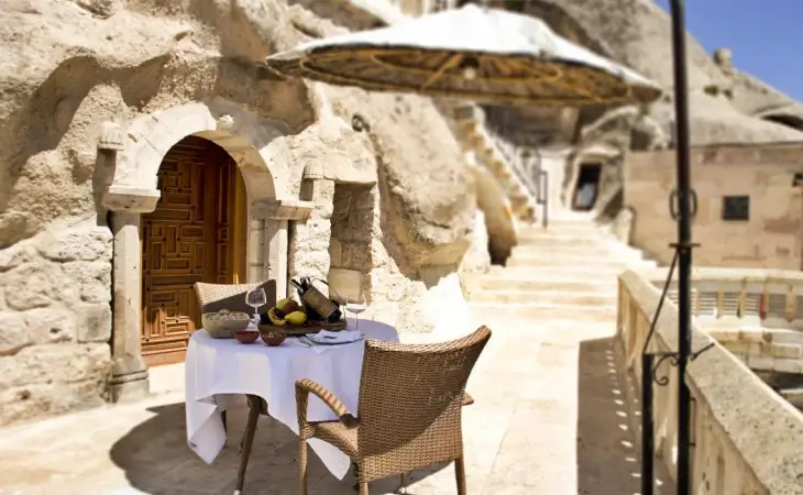 Ürgüp’te Gamirasu Cave Hotel taş mimarili teras ve romantik masa düzeni